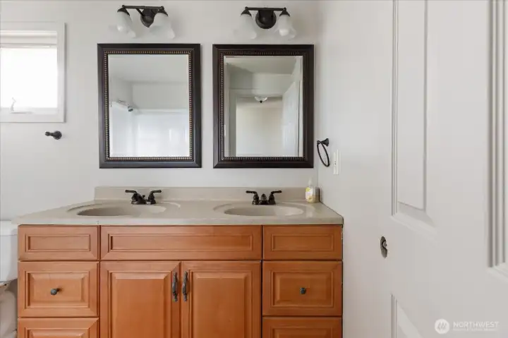 main-Full bathroom upstairs