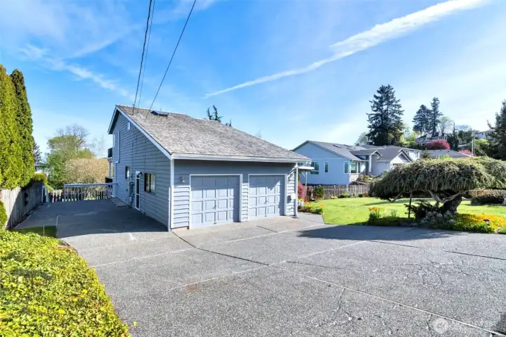 Huge Driveway w/ room for an RV!