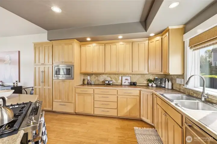 Custom Cabinets & Pantry w/Pull-out Drawers