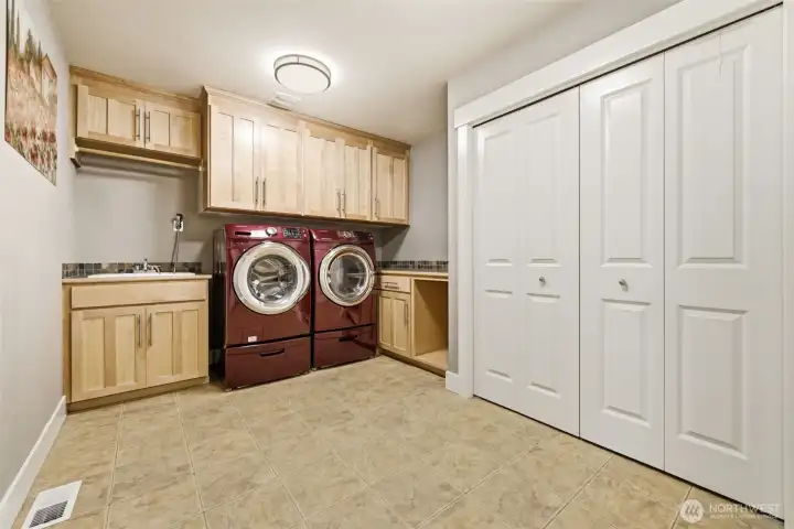 Large Laundry w/Sink & Storage