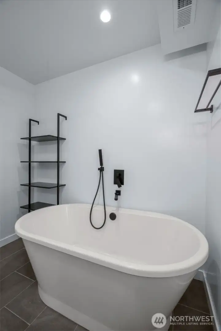 Soaking tub