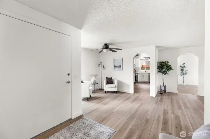 Double entrance to kitchen and dining room. Double entrance to kitchen and dining room.