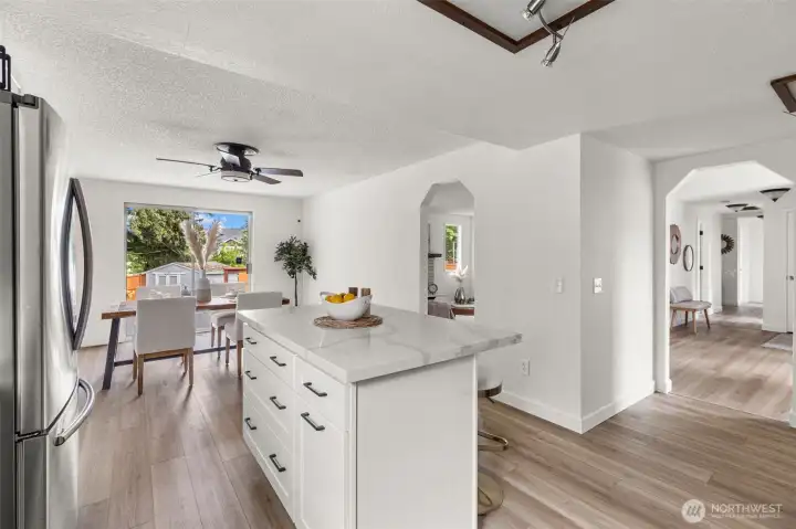 Great Sightlines from the kitchen to the home. Great Sightlines from the kitchen to the home.
