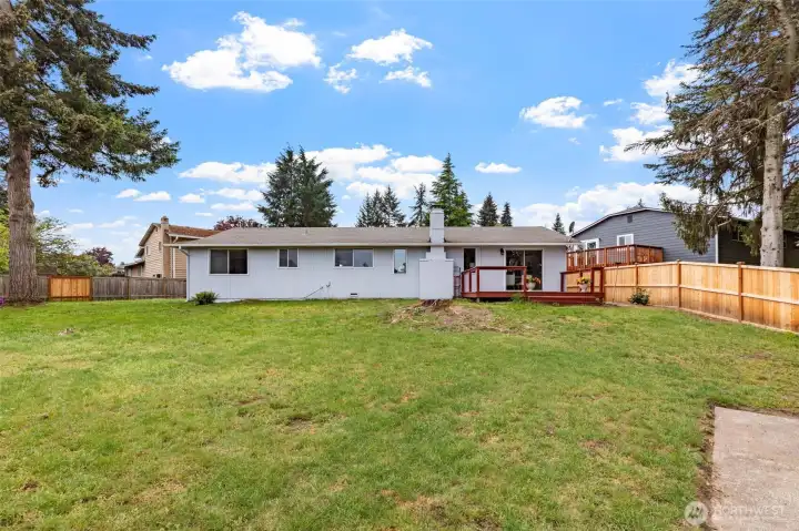 Fully Fenced yard and gated entrance. Fully Fenced yard and gated entrance.