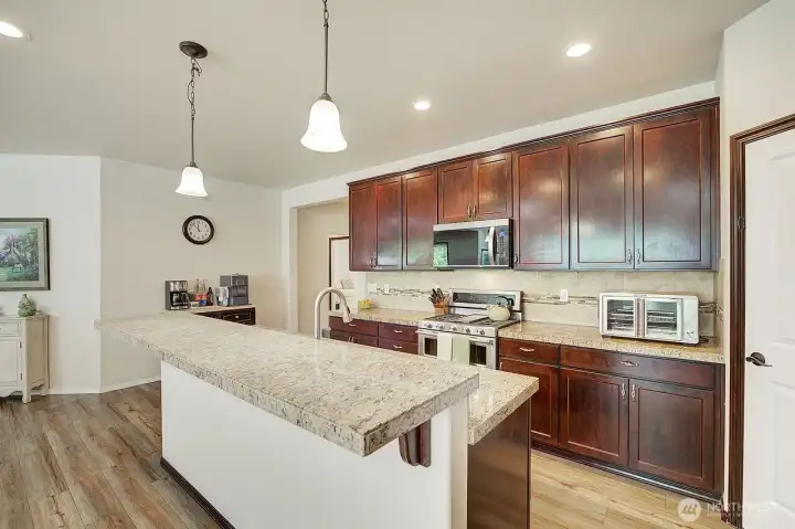 Eating bar sits 5+ great for serving a buffet too Eating bar sits 5+ great for serving a buffet too