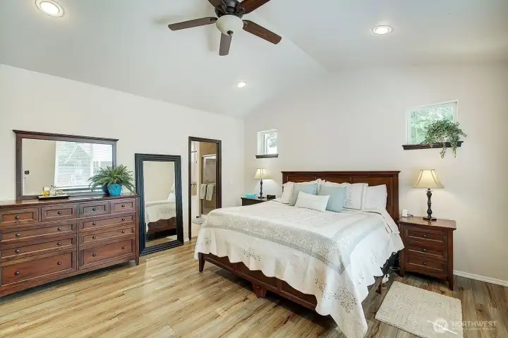 Master retreat is HUGE. Recessed lighting on a dimmer.... Master retreat is HUGE. Recessed lighting on a dimmer....