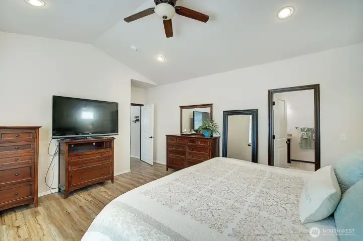 Remote control fan. Outlets high to mount TV. Remote control fan. Outlets high to mount TV.