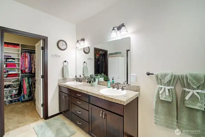 Double vanity with lots of counter space..... Double vanity with lots of counter space.....