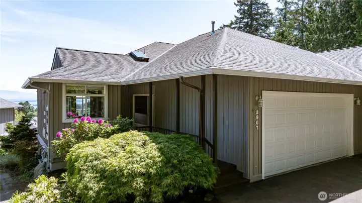 Exterior with new roof (2025) and exterior paint (2023) Exterior with new roof (2025) and exterior paint (2023)