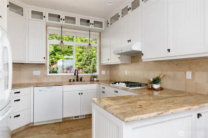 Kitchen with gas range and granite countertops - all appliances stay! Kitchen with gas range and granite countertops - all appliances stay!
