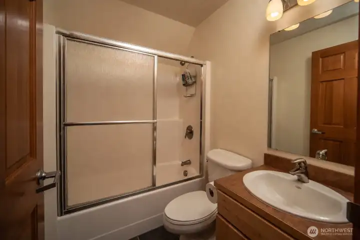 Upper level full bath.