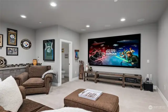 Bonus room with projector that stay with home