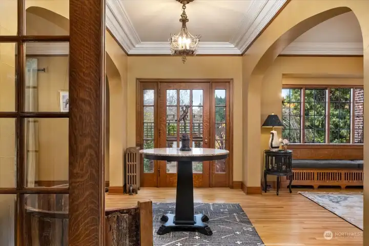 Entry leads to formal space & door to back yard Entry leads to formal space & door to back yard