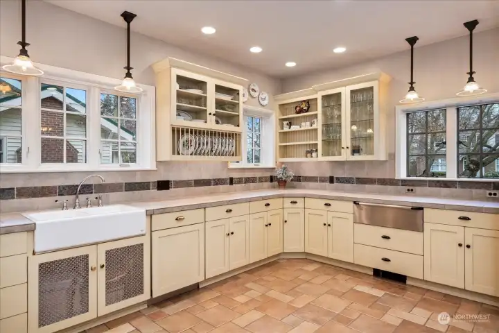 Kitchen has been improved - dishwasher, warming drawer and ... Kitchen has been improved - dishwasher, warming drawer and ...
