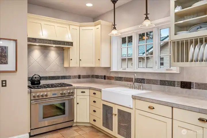 ... 6-burner gas stove ... 6-burner gas stove