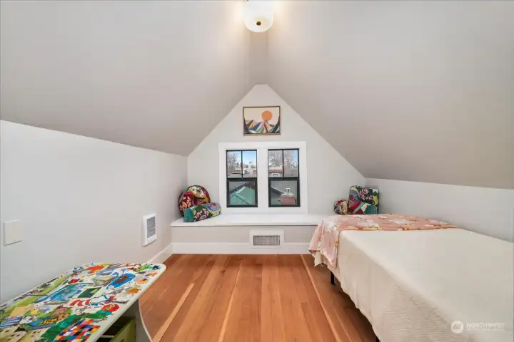 3rd floor - bedroom with view of Blue Mtns 3rd floor - bedroom with view of Blue Mtns
