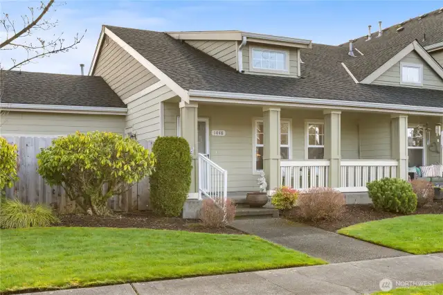 Welcome to an end unit, single level condo in Bay Colony.