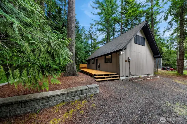 FEELS LIKE A TREEHOUSE 3 Bedroom- 1.5 Bath - Level Parking