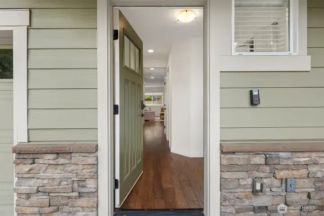 Covered front porch to enjoy all deasons