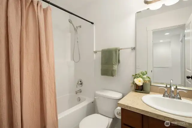 Upstairs main bath with bath tub