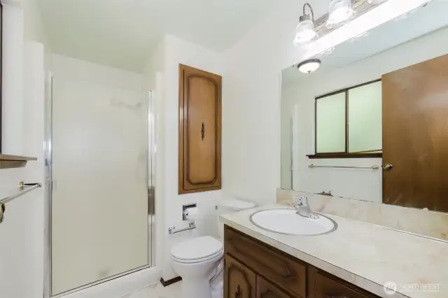 Neat and tidy primary bath.