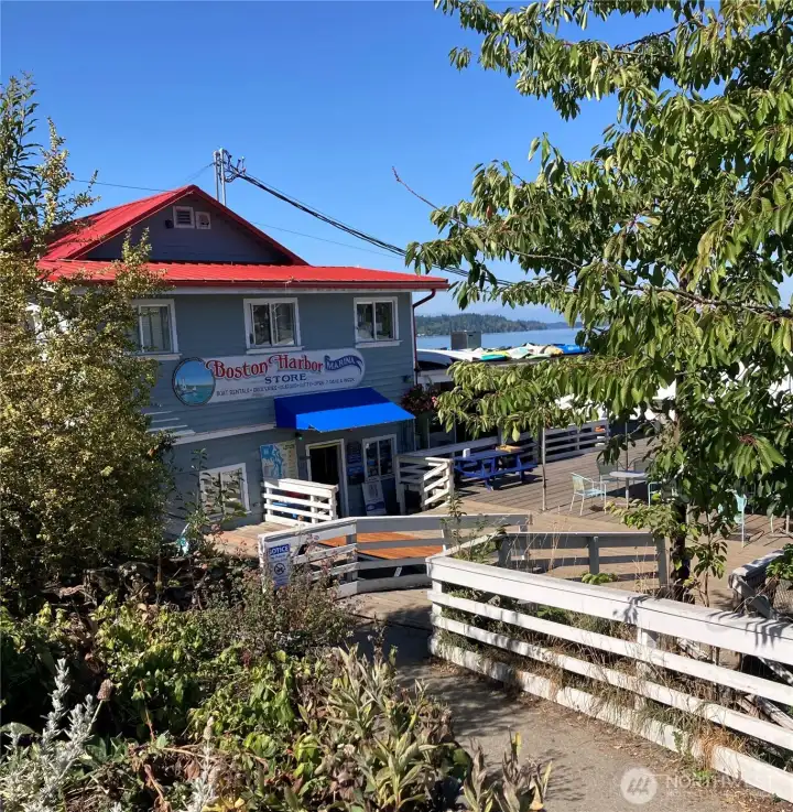 Close privately owned store & beach open to public
