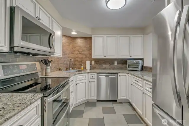 The cabinetry has soft close drawers and doors plus pull out shelves---like I said--top of the line! A true chef's kitchen!