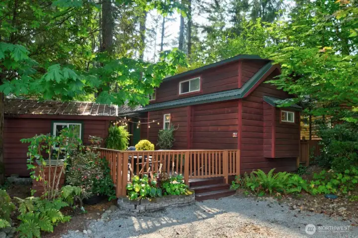 18 OAK CABIN WITH LOFT, FRONT DECK AND SIDE COVERED PORCH