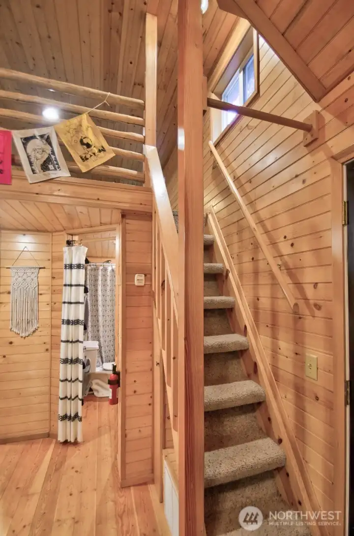 STAIRS TO LOFT