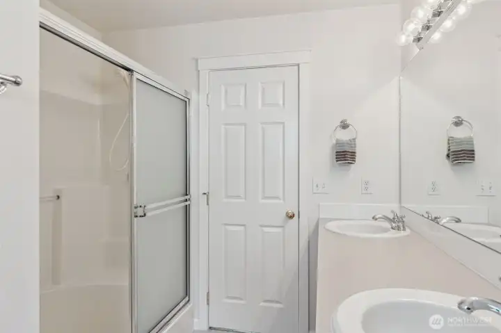 Full bath in Primary