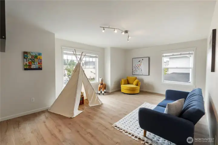Bonus room/potential 7th bedroom w/ closet