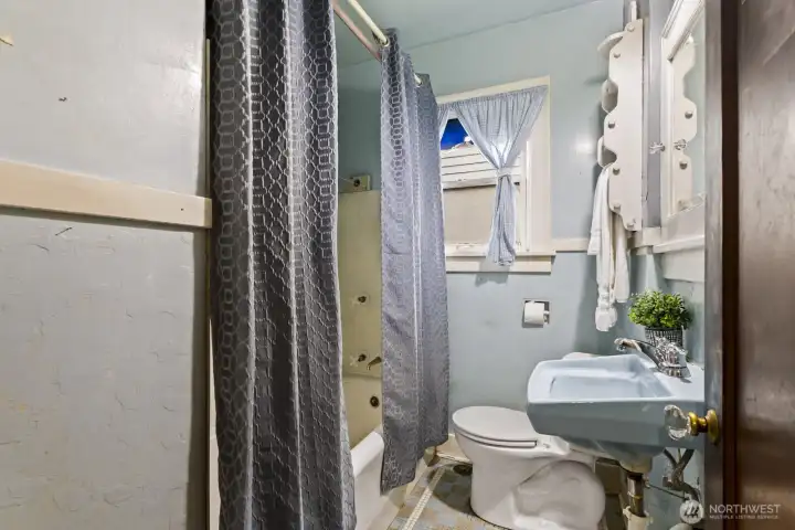 Vintage main floor full bathroom.