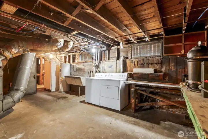 This versatile 610-sqft unfinished basement (with 7.5’ ceilings!) offers room for a workshop, art studio, and/or additional living space.