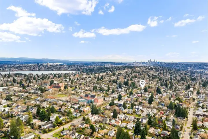 This home is ideally set just blocks from Phinney Ridge restaurants, coffee shops, boutiques, and parks.