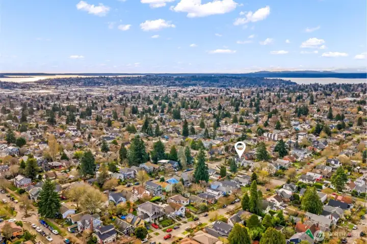 Enjoy easy access to Ballard, Golden Gardens, Fremont, Greenwood, Green Lake, and beyond - the best of Seattle is at your doorstep!