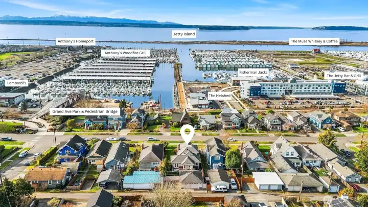 Just a 1/2 block to Grand Avenue Park & pedestrian bridge to waterfront, in close proximity to restaurants & amenities.