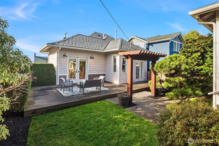 High end Ipe decking creates a great space for entertaining.