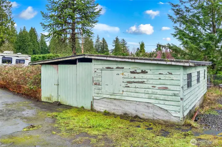 Extra Storage in this additional out building.