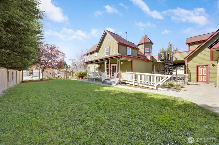 Lawn area perfect for play time or parties. Lawn area perfect for play time or parties.