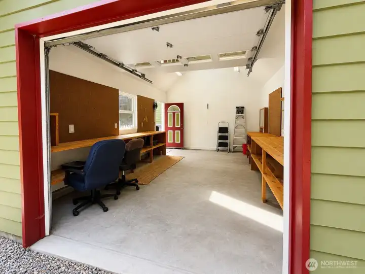 Room to build, fix, tinker, or hobby Room to build, fix, tinker, or hobby