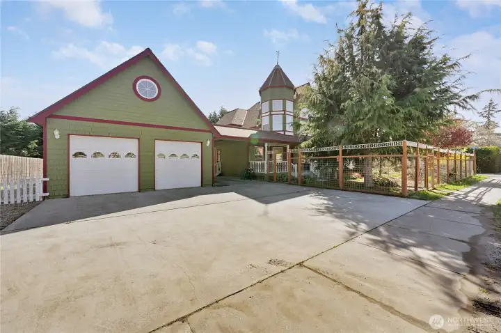 Spacious 2-car garage with generous outdoor parking Spacious 2-car garage with generous outdoor parking