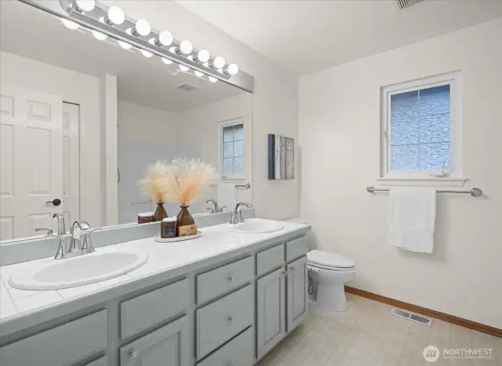 Upstiars full bathroom