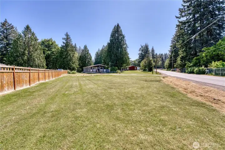 Large front lawn! Large front lawn!