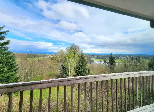 Expansive views of the North Cascades and Kristoferson Lake!