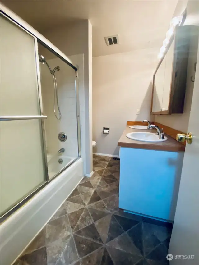 Primary bathroom features tub/shower combo.