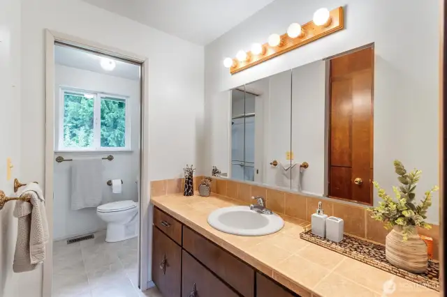 Main Level Bath - Jack/Jill with Primary