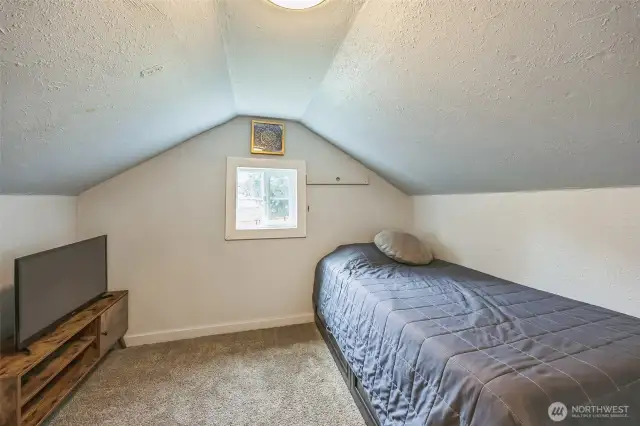bonus room/office