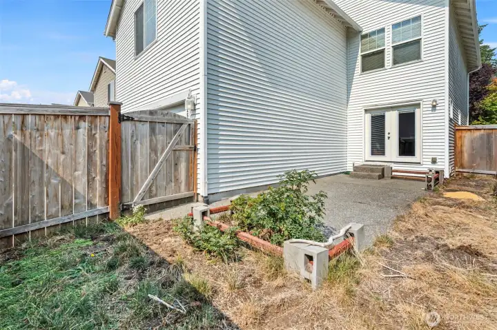 A bit of garden space left for your green thumb or 4-legged friends