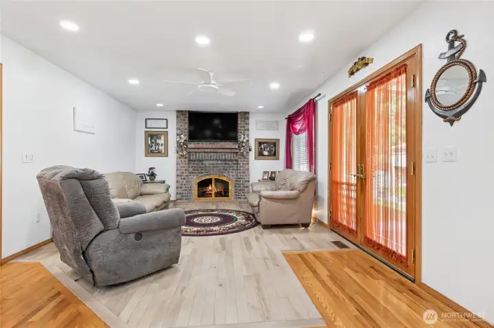 Family Room w/gas fp