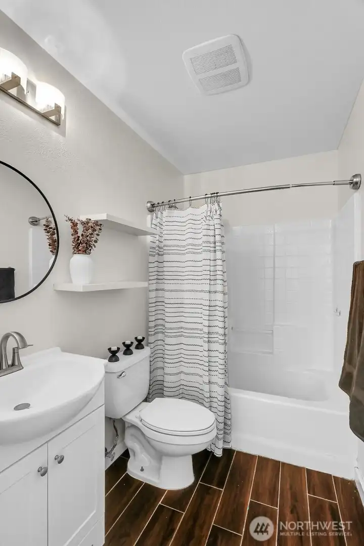 Full main bath with functional layout and dsign.